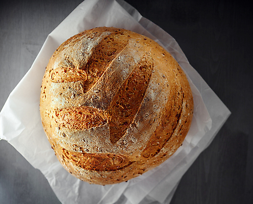 포토 JPG 해외이미지 빵 도마 실내 씨앗 사람없음 목재 가로 컬러풀 갈색 신선 횡단보도 시리얼 굽기 건강식 해외202004 해외포토 나무 식물 음식 컬러 재료 주방용품 내부 보행로 구이 파일형식 이미지허브