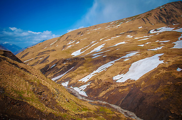 포토 JPG 해외이미지 나무 구름 계절 공원 여행 자연 하늘 휴가 산 안테나 파노라마 풍경 사람없음 야외 여름 파란색 계곡 침묵 하이킹 바위 시골 숲 언덕 산등성이 빙하 장면 지역 스카이라인 통과 무한 삼림지대 웅장함 전국 절정 조지아 해외202004 해외포토 자연요소 식물 공공시설 컬러 통신 레저 촬영기법 소리 돌_바위 생태계 동유럽 파일형식 이미지허브