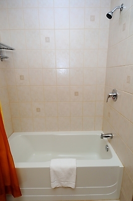 포토 JPG 해외이미지 디자인 컨셉 건축양식 교실 호텔 실내 따뜻함 사람없음 내부 스파 목욕 욕실 흰색 고급 우아함 위생 빨래 대야 샤워실 위생관리 해외202004 해외포토 교육 건축 컬러 가사 학교 숙소 관리 청결 샤워시설 파일형식 이미지허브