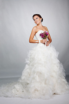 포토 JPG 해외이미지 백인 모델 1 라이프스타일 헤어스타일 응시 드레스 여자 행복 얼굴 포즈 결혼 건강 한명 사람 성인 갈색 유행 흰색 축하 신선 가운 우아함 순수 입술 명상 고립 천진난만 해외202004 해외포토 서양인 시선 옷 감정 컬러 컨셉 이벤트 생활 신체부위 파일형식 이미지허브