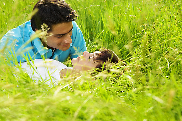 포토 JPG 해외이미지 백인 커플 공원 여자 남자 행복 2 밭 자연 휴식 함께함 사랑 사람 20대 성인 야외 두명 옆모습 초록색 30대 눕기 봄 결합 카피스페이스 해외202004 해외포토 서양인 계절 공공시설 감정 뷰포인트 컬러 컨셉 농업 관계 모션 청년 장년 공백 생태계 파일형식 이미지허브
