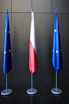 포토 JPG 해외이미지 유럽 별 바람 아이디어 사람없음 건물 파란색 깃발 불기 벨기에 폴란드 휘장 브뤼셀 해외202004 해외포토 자연요소 건축물 나라 컬러 컨셉 모션 날씨 서유럽 파일형식 이미지허브