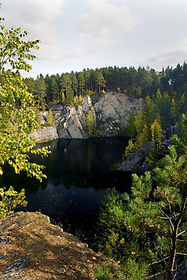 포토 JPG 해외이미지 나무 구름 호수 여행 자연 휴식 산 풍경 사람없음 야외 초록색 물 반사 노란색 침묵 가을 바위 가장자리 고독 매끈함 9월 지역 고체 해외202004 해외포토 자연요소 식물 계절 감정 컬러 컨셉 소리 돌_바위 감각 날짜 둘레 생태계 파일형식 이미지허브