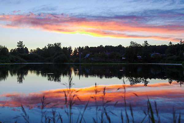 포토 JPG 해외이미지 나무 응시 백그라운드 자연 하늘 그림자 풍경 사람없음 목재 초록색 물 여름 반사 마을 검은색 어둠 일몰 연못 땅 스카이라인 해외202004 해외포토 자연요소 식물 시선 계절 컬러 재료 노을 생태계 파일형식 이미지허브
