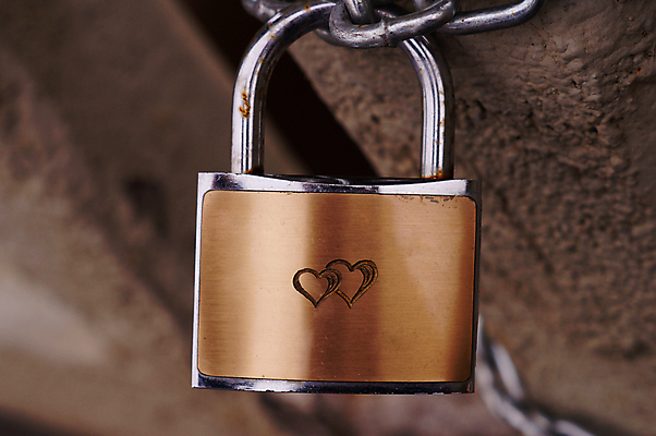 포토 JPG 해외이미지 자물쇠 사랑 안전 사람없음 빛 금속 하트 보호 철 심볼 잠금 청동 고체 사생활 철강 해외202004 해외포토 모양 감정 컨셉 재질 보안 파일형식 이미지허브