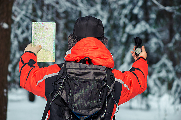 포토 JPG 해외이미지 손 여행 지도 겨울 손가락 자연 산 한명 사람 야외 여행객 금속 하이킹 장비 추위 탐험 공구 잡기 원형 숲 나침반 오솔길 방향 측정 사인 서리 위치 북쪽 동쪽 네비게이션 발견 오리엔테이션 원정 지리 눈내림 전경 해외202004 해외포토 도형 1 계절 길 모션 재질 레저 눈_날씨 풍경 신체부위 도구 생태계 파일형식 탑뷰 이미지허브