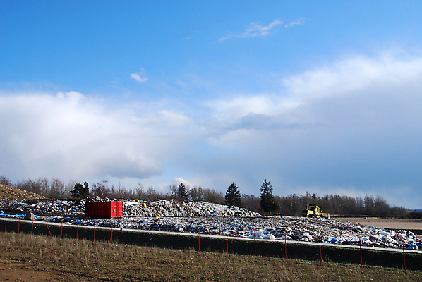 포토 JPG 해외이미지 산업 사람없음 환경 이탈리아 재활용 도시 쓰레기 폐기물 컨테이너 플라스틱 불도저 버리기 생태계 트랙터 문제 짐차 한조각 흙더미 낭비 생태학 중고 해외202004 해외포토 1 교육 유럽 컨셉 모션 자동차 재질 흙 중장비 농기계 친환경 특수차량 파일형식 더미 이미지허브