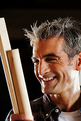 포토 JPG 해외이미지 백인 모델 직업 1 손 응시 남자 행복 조각 노동자 한명 사람 성인 건물 목재 옆모습 세로 장비 기구 공구 잡기 업무 작업 작업실 재산 널 목수 측정 목공예 고정 수목 업그레이드 옛날 조작 유일 해외202004 해외포토 서양인 나무 건축물 시선 감정 뷰포인트 재료 모션 신체부위 금융 도구 공예 파일형식 이미지허브