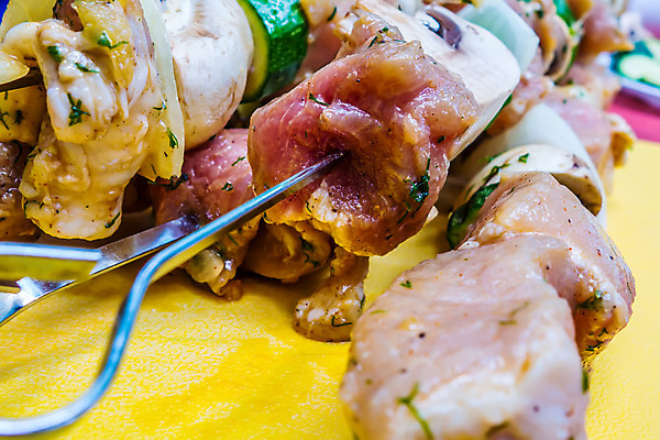 포토 JPG 해외이미지 음식 토마토 채소 오렌지 양파 파프리카 도마 건강 육류 스테이크 사람없음 빨간색 초록색 컬러풀 보라색 식사 저녁식사 소고기 막대기 꼬치 바비큐 향신료 준비 날것 후추 절임 해외202004 해외포토 컬러 과일 식재료 주방용품 서양음식 향미료 파일형식 이미지허브