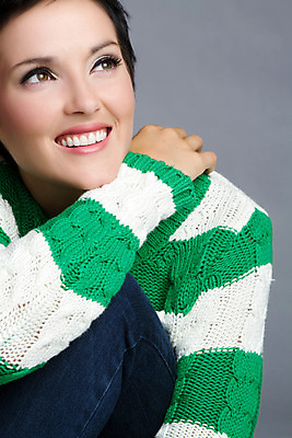 포토 JPG 해외이미지 옷 여자 행복 얼굴 겨울 장난 회색배경 짧은머리 따뜻함 한명 미소 사람 20대 성인 10대 초록색 유행 기쁨 추위 치아 매끈함 스웨터 피부 카피스페이스 해외202004 해외포토 1 헤어스타일 계절 감정 컬러 백그라운드 상의 청소년 표정 청년 신체부위 공백 회색 소화기관 감각 파일형식 이미지허브