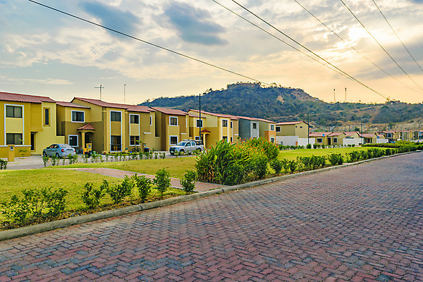 포토 JPG 해외이미지 외관 건축양식 교실 자연 아파트 주택 따뜻함 풍경 사람없음 건물 미국 중앙 커뮤니티 에콰도르 연립주택 이웃 남쪽 교외 해외202004 해외포토 건축물 교육 건축 북아메리카 학교 남아메리카 방향 생태계 파일형식 이미지허브