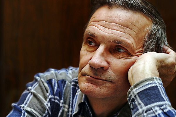 포토 JPG 해외이미지 남자 안경 여유 포즈 셔츠 주택 건강 한명 사람 회색 주름 은퇴 배려 심각 연금 옛날 해외202004 해외포토 1 잡화 감정 컬러 컨셉 상의 건물 파일형식 이미지허브