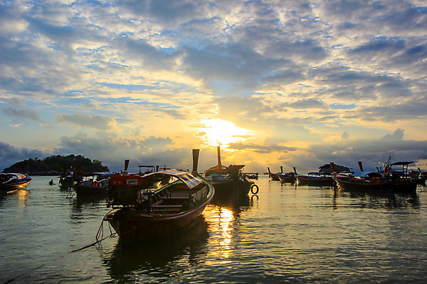 포토 JPG 해외이미지 주간 나무 구름 밧줄 바다 잎 하늘 휴가 파노라마 그림자 사람없음 목재 초록색 여름 파란색 컬러풀 햇빛 반사 침묵 일몰 활발 덮개 바위 신선 보트 그늘 질감 스카이라인 마디 강렬 깊이 수목 수평선 해외202004 해외포토 자연요소 식물 계절 줄 컬러 컨셉 배_교통 재료 촬영기법 태양 노을 소리 뚜껑 돌_바위 파일형식 이미지허브