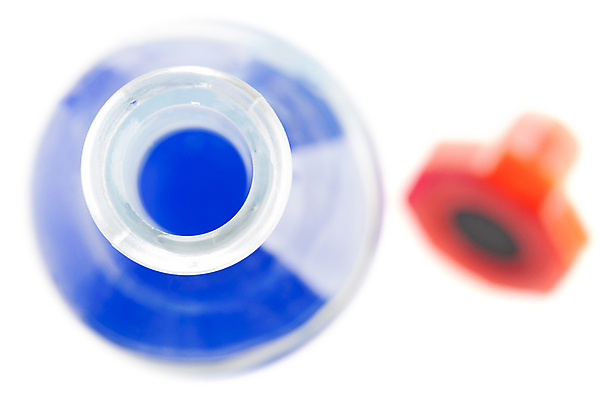 포토 JPG 해외이미지 과학 백그라운드 유리 사람없음 빨간색 파란색 뚜껑 마개 흰색 투명 액체 컨테이너 플라스크 오브젝트 싱글 슛 고립 화학물질 해외202004 해외포토 산업 컬러 재질 실험기구 화학 파일형식 이미지허브