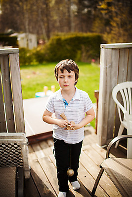 포토 JPG 해외이미지 백인 남자 어린이 놀이 기술 한명 소년 야외 여름 장난감 해외202004 해외포토 서양인 1 계절 사람 파일형식 이미지허브