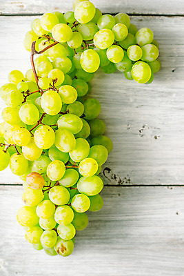 포토 JPG 해외이미지 음식 백그라운드 과일 재료 탁자 포도 건강 요리 동양인 사람없음 목재 세로 신선 달콤 다발 유기농 스크래치 내추럴 채식주의자 비건 해외202004 해외포토 나무 웰빙 가구 인종 맛 채식 파일형식 이미지허브