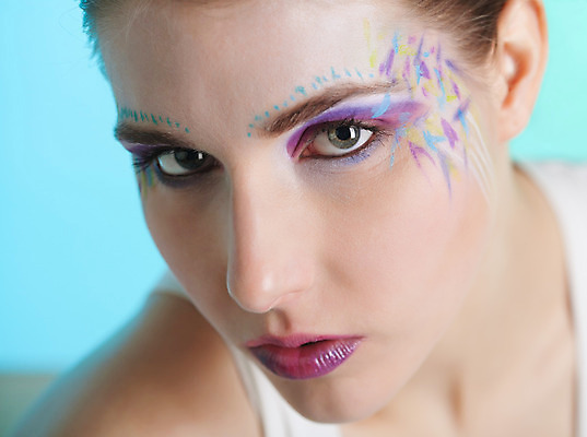 포토 JPG 해외이미지 응시 시선 여자 청소년 미술 한명 성인 10대 파란색 컬러풀 유행 속눈썹 시력 바디페인팅 페이스페인팅 해외202004 해외포토 1 컬러 문화예술 사람 눈썹 파일형식 이미지허브