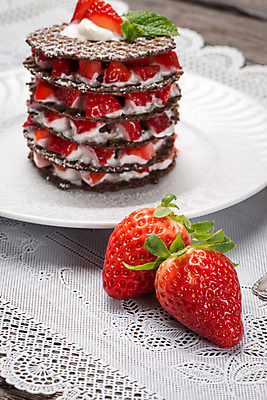 포토 JPG 해외이미지 접시 딸기 실내 사람없음 쌓기 민트 와플 테이블매트 해외202004 해외포토 식기 과일 모션 디저트 내부 식탁보 허브 파일형식 이미지허브