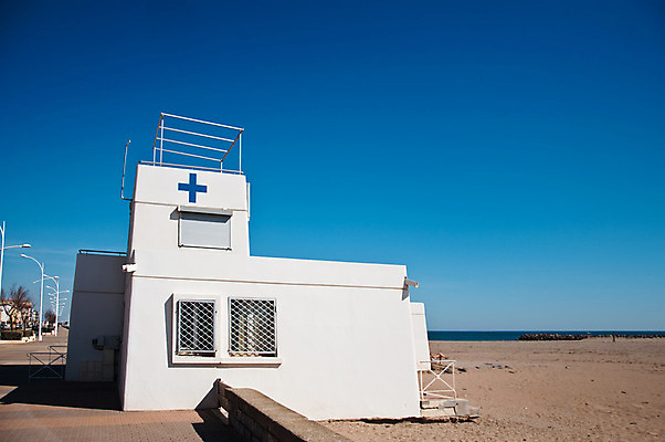 포토 JPG 해외이미지 구름 모래 바다 여행 백그라운드 의자 자연 하늘 휴가 미술 사람없음 야외 빨간색 초록색 물 여름 파란색 컬러풀 탑 프랑스 수확 흰색 깃발 구출 황금 역 오두막 손목시계 남쪽 안전요원 해외202004 해외포토 자연요소 건축물 계절 유럽 시계 컬러 가구 농업 장신구 교통시설 문화예술 도움 방향 생태계 파일형식 이미지허브