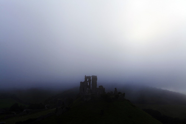 포토 JPG 해외이미지 구름 영어 유럽 벽 유적 건축양식 자연 하늘 날씨 영국 잉글랜드 그림자 풍경 사람없음 건물 빛 안개 바위 성 중세 역사 신비 언덕 공상 마법 옛날 파멸 오싹 해외202004 해외포토 자연요소 문자 전통 건축물 건축 나라 컨셉 돌_바위 생태계 파일형식 소멸 이미지허브