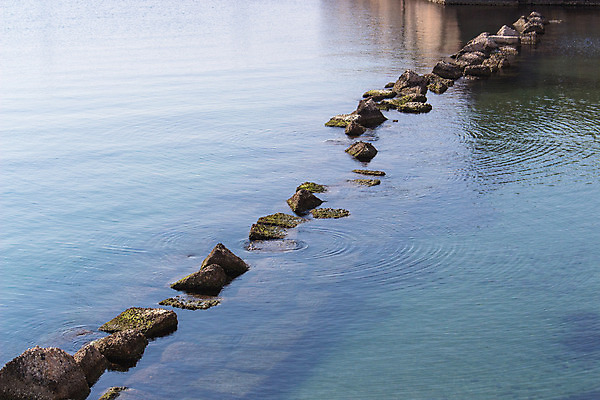 포토 JPG 해외이미지 전통 유럽 문화 바다 섬 여행 하늘 휴가 주택 사람없음 야외 물 여름 파란색 여행객 침묵 바위 도시 지중해 그리스 장면 타운 그리스인 미코노스섬 터키석 해외202004 해외포토 자연요소 서양인 계절 나라 컬러 사람 건물 소리 돌_바위 보석 파일형식 이미지허브