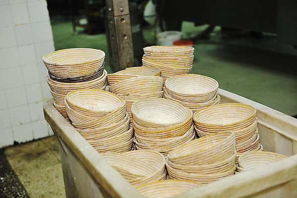 포토 JPG 해외이미지 그릇 공장 실내 사람없음 쌓기 수레 담기 해외202004 해외포토 식기 공업 모션 내부 카트 파일형식 이미지허브