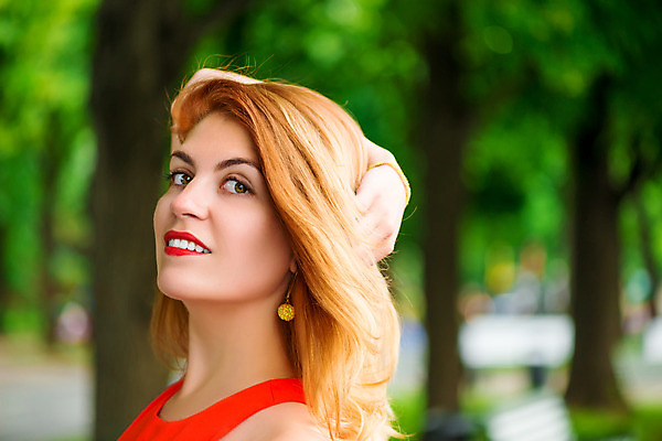 포토 JPG 해외이미지 백인 모델 1 라이프스타일 웰빙 드레스 공원 여자 행복 감정 얼굴 포즈 오렌지 자연 휴식 건강 한명 웃음 사람 인종 성인 야외 유행 화려 우아함 긍정 유일 해외202004 해외포토 서양인 옷 공공시설 컨셉 과일 표정 생활 신체부위 생태계 파일형식 이미지허브