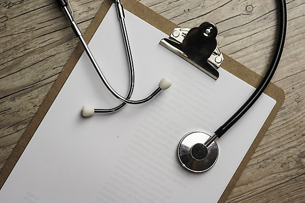 포토 JPG 해외이미지 종이 백그라운드 컨셉 비즈니스 청진기 탁자 프레임 건강 병원 사람없음 사무실 알약 약 쪽지 공백 장비 의사 수확 하트 업무 약국 연습 사인 질감 클립 패드 돌봄 서류판 헬프 해외202004 해외포토 모양 가구 농업 의학 의료기기 모션 사무용품 의료진 작업 도움 파일형식 이미지허브