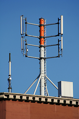 포토 JPG 해외이미지 파도 통신 하늘 지붕 독일 안테나 건강 사람없음 세로 파란색 전자제품 장비 도시 위험 무선전화기 수화기 라디오 방송 돛대 방사선 송신기 스모그 해외202004 해외포토 유럽 바다 컬러 컨셉 전화기 파일형식 이미지허브