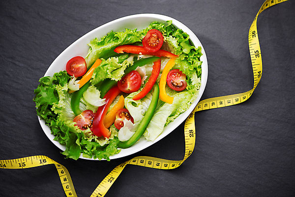 포토 JPG 해외이미지 라이프스타일 접시 백그라운드 다이어트 검은배경 줄자 건강 사람없음 샐러드 해외202004 해외포토 식기 음식 자 생활 검은색 파일형식 이미지허브