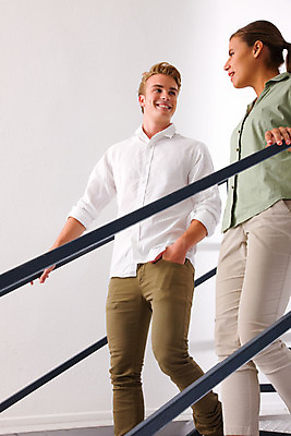 포토 JPG 해외이미지 직업 학생 응시 여자 남자 행복 비즈니스 노동자 함께함 실내 3 사람 소년 성인 내부 두명 옆모습 세로 계단 비즈니스맨 비즈니스우먼 자신감 그룹 결합 스마트 단계 다민족 정중 철책 해외202004 해외포토 시선 감정 어린이 뷰포인트 컨셉 직장인 파일형식 이미지허브