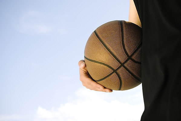 포토 JPG 해외이미지 1 손 남자 스포츠 컨셉 공 놀이 하늘 농구 사람 소년 성인 사람없음 야외 10대 운동 게임 여의주 해외202004 해외포토 어린이 청소년 건강 신체부위 구기 파일형식 이미지허브