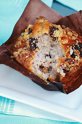 포토 JPG 해외이미지 접시 종이 음식 빵 디저트 따뜻함 사탕 사람없음 파란색 갈색 초콜릿 사진촬영 빵집 흰색 대접 신선 아침식사 상품 컵케이크 굽기 포장지 그림 질감 브런치 산딸기 머핀 충동구매 양피지 탄수화물 핸드메이드 안락 해외202004 해외포토 식기 컬러 컨셉 과일 포장 쇼핑 케이크 상점 촬영 식사 구이 과소비 파일형식 이미지허브