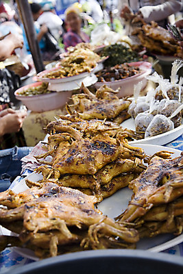 포토 JPG 해외이미지 동물 음식 비즈니스 조류 육류 사람없음 머리 치킨 슬픔 막대기 시장 플랫 구매 굽기 무역 비둘기 상업 부리 냄새 인도네시아 매각 해외202004 해외포토 감정 산업 아시아 식재료 신체부위 쇼핑 구이 닭고기요리 파일형식 이미지허브