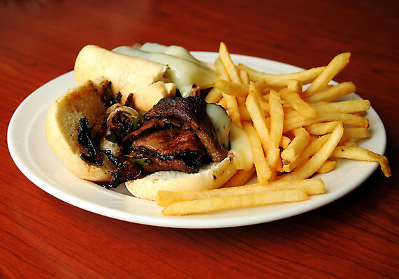 포토 JPG 해외이미지 접시 음식 빵 양파 피망 치즈 샌드위치 육류 스테이크 사람없음 저녁식사 먹기 배고픔 스위스 서빙 소금 점심식사 해외202004 해외포토 식기 유럽 채소 식재료 모션 유제품 서양음식 식사 파일형식 이미지허브