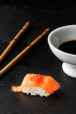 포토 JPG 해외이미지 전통 접시 아시아 문화 음식 바다 백그라운드 다이어트 젓가락 밥 건강 어류 요리 동양인 사람없음 빨간색 식당 일본 검은색 식사 저녁식사 초밥 흰색 신선 해조류 맛 고추냉이 참치 먹기 해산물 날것 연어 점심식사 고립 대두 이국적 스타일 해외202004 해외포토 식기 나라 컬러 컨셉 모션 수저 인종 상점 수중동물 양념 해양식물 일본음식 파일형식 이미지허브