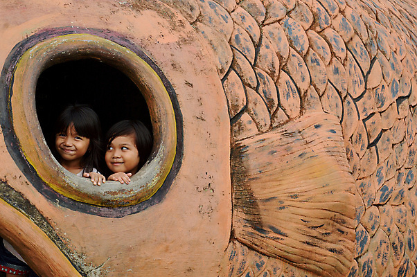 포토 JPG 해외이미지 라이프스타일 응시 공원 여자 행복 얼굴 어린이 스포츠 2 장난 놀이 함께함 사람 동양인 사람없음 야외 친구 장난감 우정 유치원 기쁨 게임 표현 놀이터 작음 해외202004 해외포토 시선 공공시설 교육 감정 컨셉 관계 인종 생활 신체부위 크기 파일형식 이미지허브