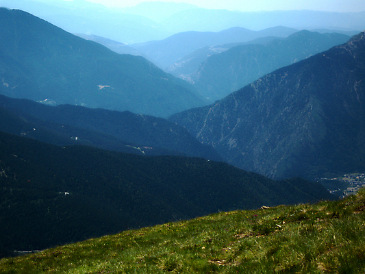 포토 JPG 해외이미지 유럽 여행 밭 자연 하늘 아침 휴가 산 파노라마 풍경 사람없음 야외 목재 가로 초록색 여름 파란색 햇빛 평화 계곡 놀람 봄 트래킹 하이킹 소나무 정상 언덕 오르기 안도라 절정 수평선 해외202004 해외포토 주간 나무 계절 감정 나라 컬러 컨셉 농업 재료 모션 레저 촬영기법 표정 태양 생태계 파일형식 이미지허브