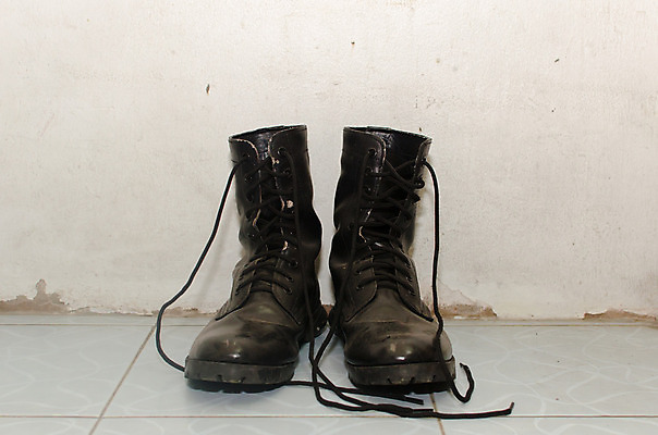 포토 JPG 해외이미지 백그라운드 신발 2 부츠 사람없음 유행 검은색 어둠 흰색 업무 거친 가죽 복고 군용 싸움 먼지 육군 병정 옛날 중고 해외202004 해외포토 컬러 모션 군대 작업 파일형식 이미지허브