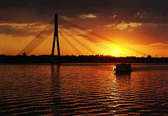 포토 JPG 해외이미지 구름 실루엣 하늘 전등 사람없음 세로 물 여름 강 노란색 황혼 일몰 새벽 도시 보트 엔지니어 황금 야간 저녁 공학 해외202004 해외포토 자연요소 계절 교육 컬러 배_교통 조명 촬영기법 노을 기술자 파일형식 이미지허브