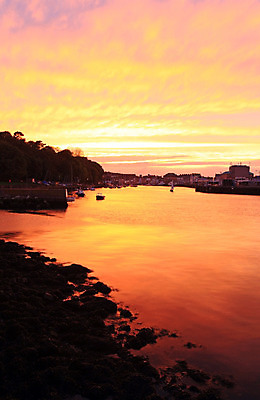 포토 JPG 해외이미지 구름 유럽 바다 여행 요트 오렌지 교통시설 자연 하늘 잉글랜드 항해 풍경 사람없음 야외 물 파란색 태양 반사 일출 탑 항구 침묵 황혼 일몰 새벽 보트 야간 저녁 방파제 타운 수평선 해외202004 해외포토 자연요소 건축물 공공시설 나라 컬러 교통 배_교통 과일 영국 노을 소리 도시 시설 생태계 파일형식 이미지허브