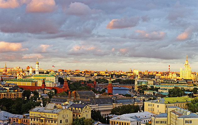 포토 JPG 해외이미지 구름 벽 건축양식 날씨 벽돌 그림자 사람없음 빛 강 탑 고층빌딩 깃발 도시 센터 황금 시계탑 러시아 폭풍 종탑 러시아인 모스크바 크렘린궁전 해외202004 해외포토 자연요소 서양인 건축물 건축 유럽 빌딩 궁전 크렘린 파일형식 이미지허브