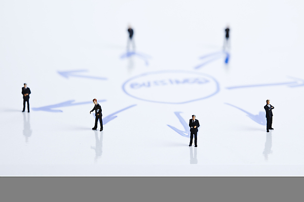 포토 JPG 해외이미지 화살표 협력 실내 사람없음 아웃포커스 금융 업무 비즈니스맨 흰배경 금융비즈니스 인물미니어처 분포 해외202004 해외포토 남자 백그라운드 비즈니스 촬영기법 내부 경제 미니어처 흰색 작업 직장인 파일형식 이미지허브