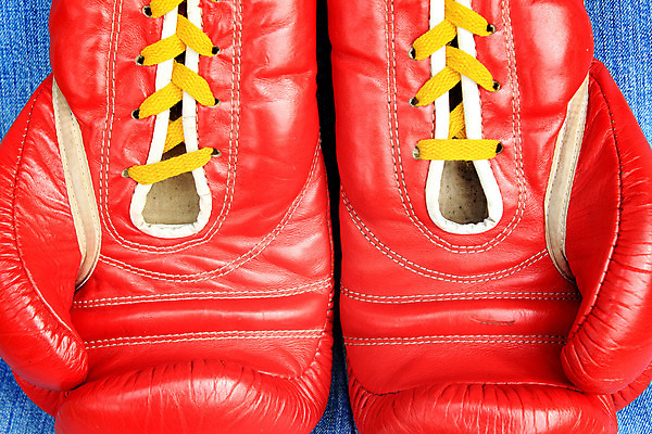 포토 JPG 해외이미지 스포츠 장갑 태국 건강 사람없음 빨간색 운동복 운동 힘 경쟁 주먹 권투 반지 가죽 싸움 노크 때리기 옛날 해외202004 해외포토 잡화 옷 아시아 컬러 컨셉 장신구 모션 격투기 파일형식 이미지허브