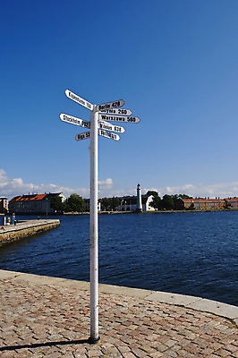 포토 JPG 해외이미지 유럽 도로 여행 컨셉 지도 텍스트 하늘 거리 등대 덴마크 스웨덴 사람없음 파란색 단어 세계 글로벌 항구 검은색 흰색 도시 도움 표지판 방향 교차로 오브젝트 사인 무역 광택 베를린 폴란드 러시아인 리가 방법 스칸디나비아 스톡홀름 전국 조언 지원 코펜하겐 헬프 바르샤바 해외202004 해외포토 서양인 문자 나라 산업 길 컬러 교통시설 알림판 독일 북유럽 파일형식 이미지허브