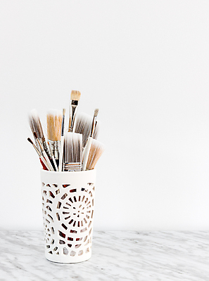 포토 JPG 해외이미지 벽 선반 사람없음 인테리어 꽃병 페인트 붓 페인트붓 해외202004 해외포토 디자인 꽃 가구 파일형식 이미지허브