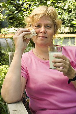 포토 JPG 해외이미지 접시 여자 꽃 샌드위치 건강 한명 정원 우유 아침식사 점심식사 해외202004 해외포토 식물 1 식기 음식 유제품 사람 식사 파일형식 이미지허브