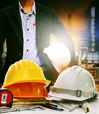 포토 JPG 해외이미지 식물 직업 외관 산업 공장 한명 안전 야외 건물 힘 에너지 업무 작업 엔지니어 제조 헬멧 땅 연료 공학 해외202004 해외포토 1 건축물 교육 공업 사람 기술자 보호장비 파일형식 이미지허브