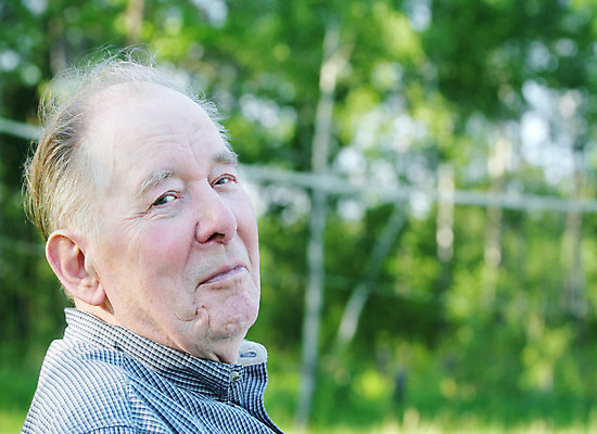 포토 JPG 해외이미지 백인 할아버지 남자 행복 여유 한명 야외 흰색 옛날 그리너리 해외202004 해외포토 서양인 1 노년 감정 컬러 사람 파일형식 트랜드컬러 이미지허브