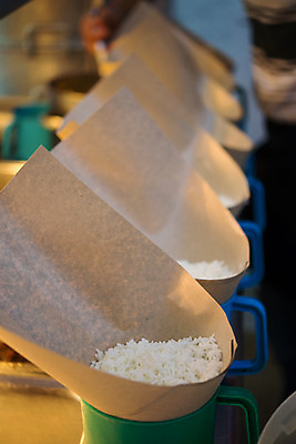 포토 JPG 해외이미지 전통 접시 아시아 종이 문화 음식 포장 밥 요리 동양인 사람없음 식당 식사 저녁식사 치킨 튀김 덮개 아침식사 먹기 매움 향기 인도네시아 테이크아웃 지역 팩 동쪽 남쪽 짐싸기 말레이시아 싱가폴 점심식사 인기 많음 해외202004 해외포토 식기 나라 컨셉 모션 인종 상점 화장품 뚜껑 맛 방향 냄새 닭고기요리 파일형식 이미지허브